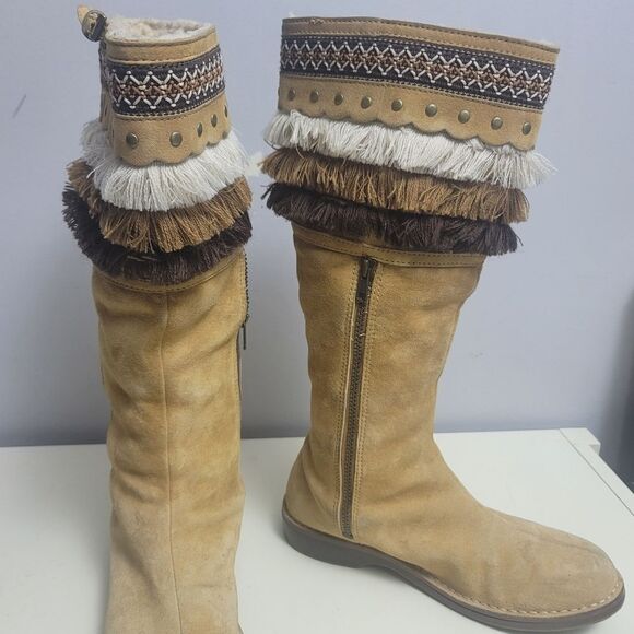 UGG 'Kiera' knee-high boots in tan suede size 8.5 - Picture 13 of 16